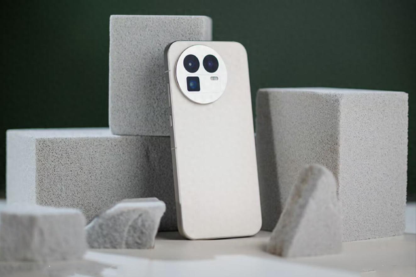 真我“不講武德”！驍龍8至尊+144HZ直屏+120倍變焦，跌至2366元