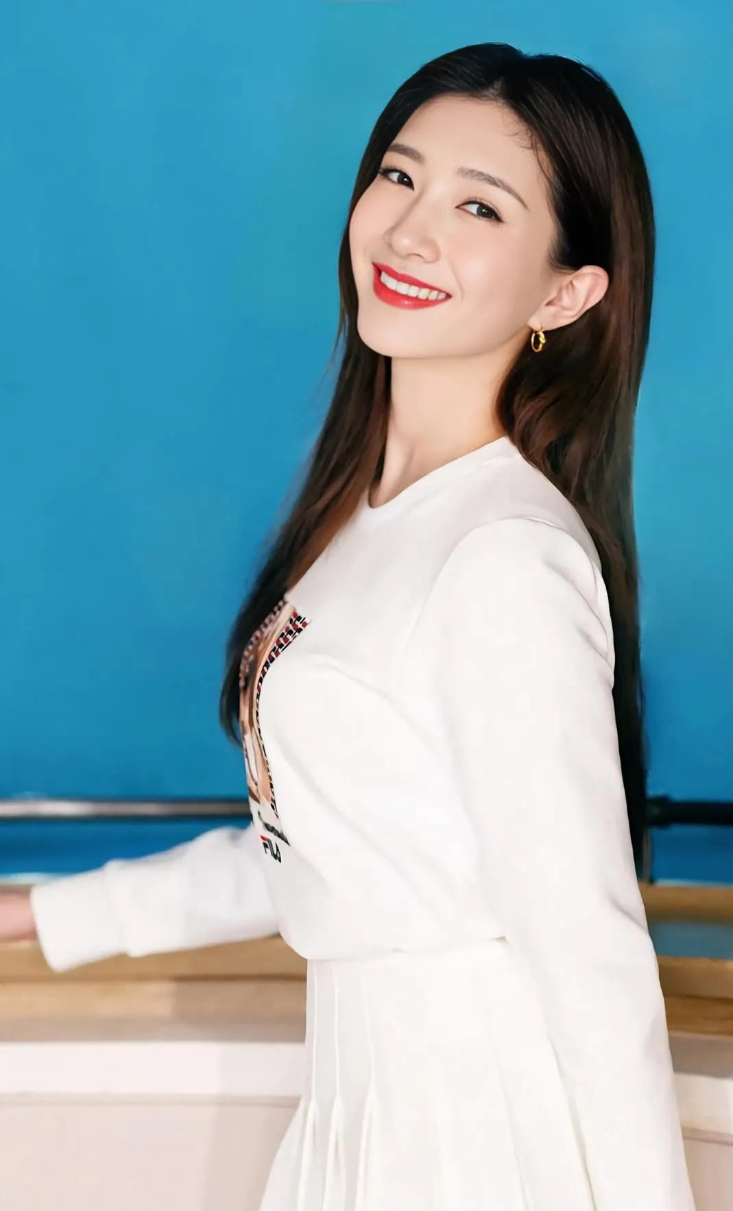 江疏影造型翻车引争议，生子传言扑空遭打脸，中年转型路究竟怎走