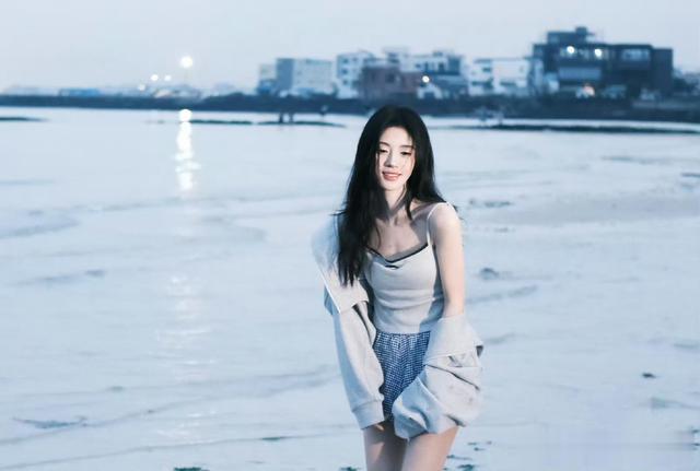 鞠婧祎海边那一眼,美得人想直接截图当壁纸