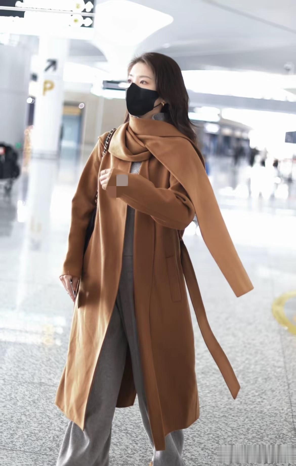 李云霄杭州机场被偶遇，穿棕色翻领长款大衣，好温柔气质美到犯规