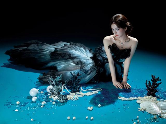 杨超越黑鸢尾长裙，人鱼公主暗夜绽放，侧颜锁骨太撩人