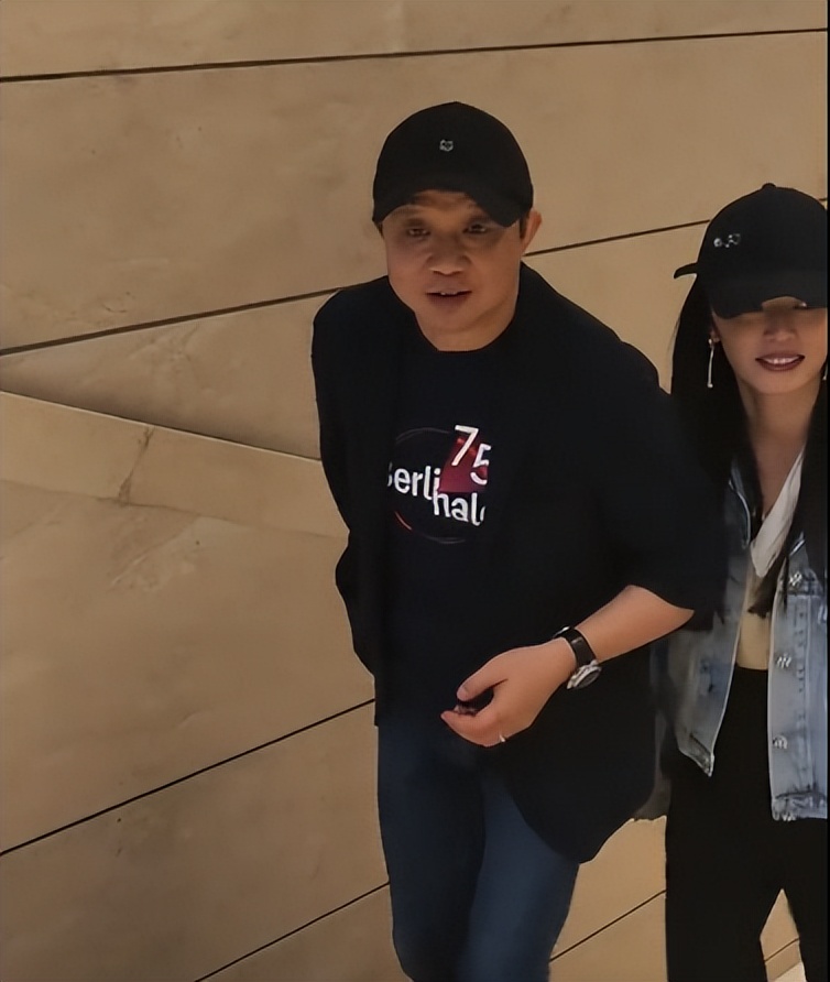 姚晨堆雪人怀念爱宠！12岁儿子大嘴超像妈妈，豪宅中放满流浪猫窝