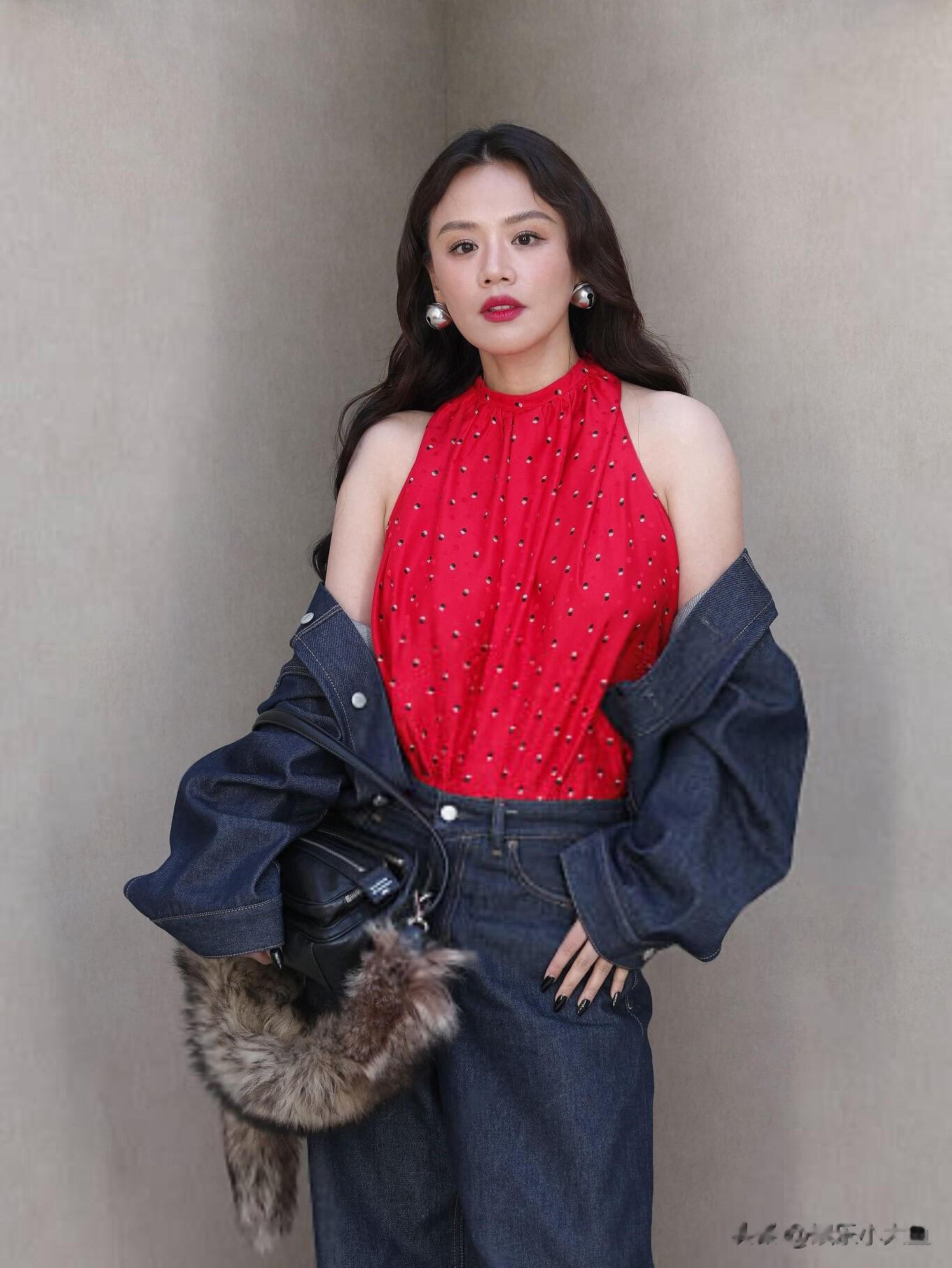 马思纯亮相巴黎看秀，穿牛仔外套配红衣，姐最近状态简直好到爆