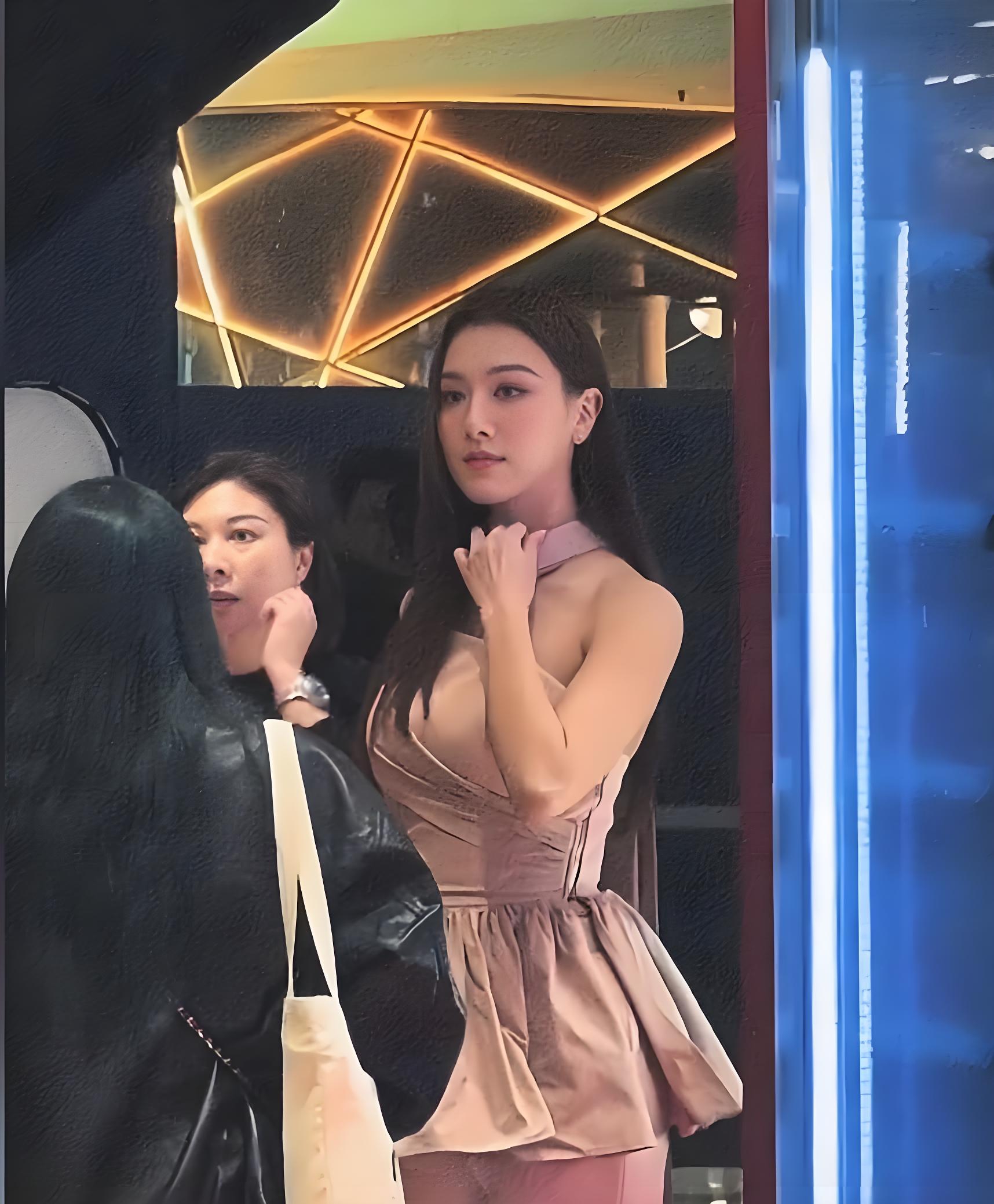 王敏奕健美的体型显得恰到好处