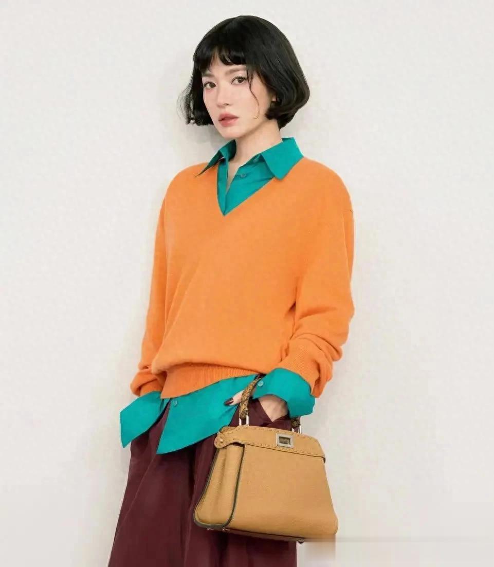 43岁宋慧乔换短发后大变样!橘色V领针织衫叠穿衬衫,时髦又高级