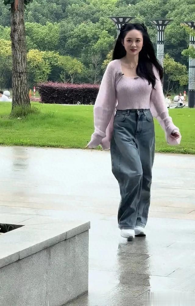 陈乔恩穿浅粉针织+牛仔裤,轻松拿捏松弛美