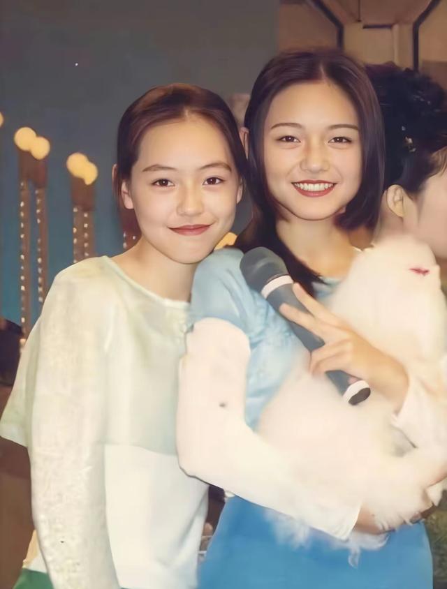 S家再添新星!小S二女儿接棒妈妈和大姨,登上大S同款杂志封面