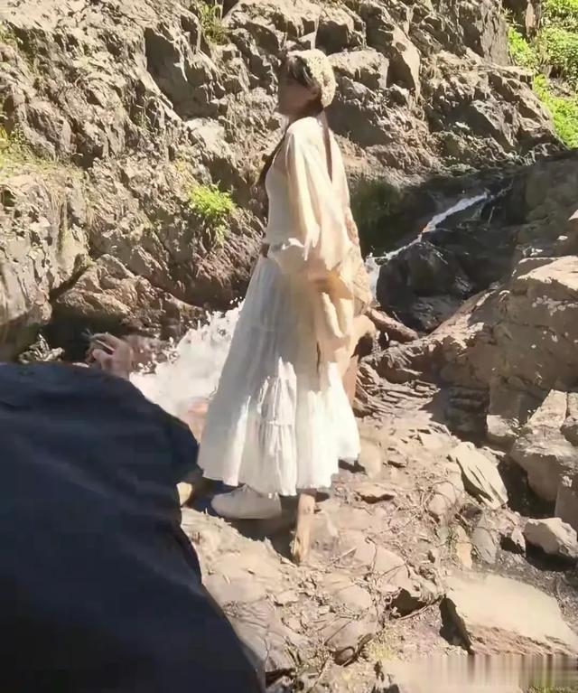 小李琳晒全家新疆游，经超为20岁继女牵马，蹲着拍照，比亲爹还宠