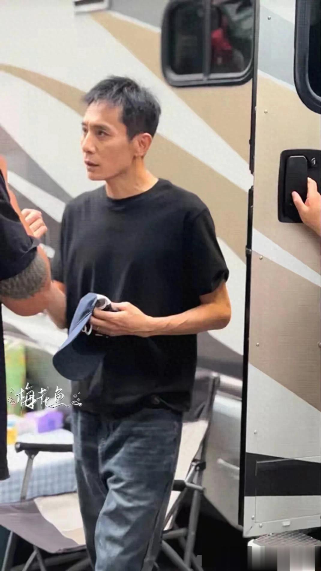 男人上了年纪还是得瘦才有魅力！47岁刘烨瘦身后好帅啊，像吴彦祖