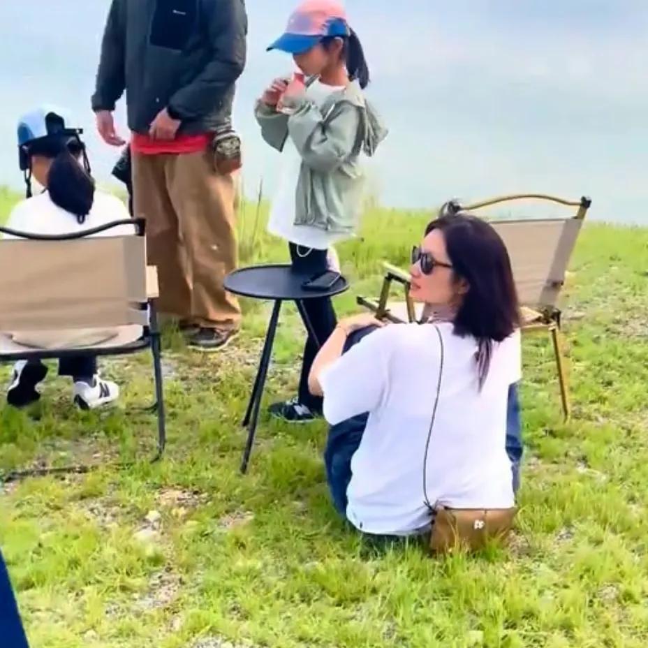 朱亚文一家四口内蒙古出游,俩女儿好高,周一围林家川两家人也在