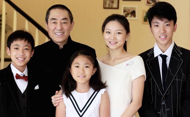 74岁张艺谋现状:43岁老婆韵味十足,仨孩子随妈妈