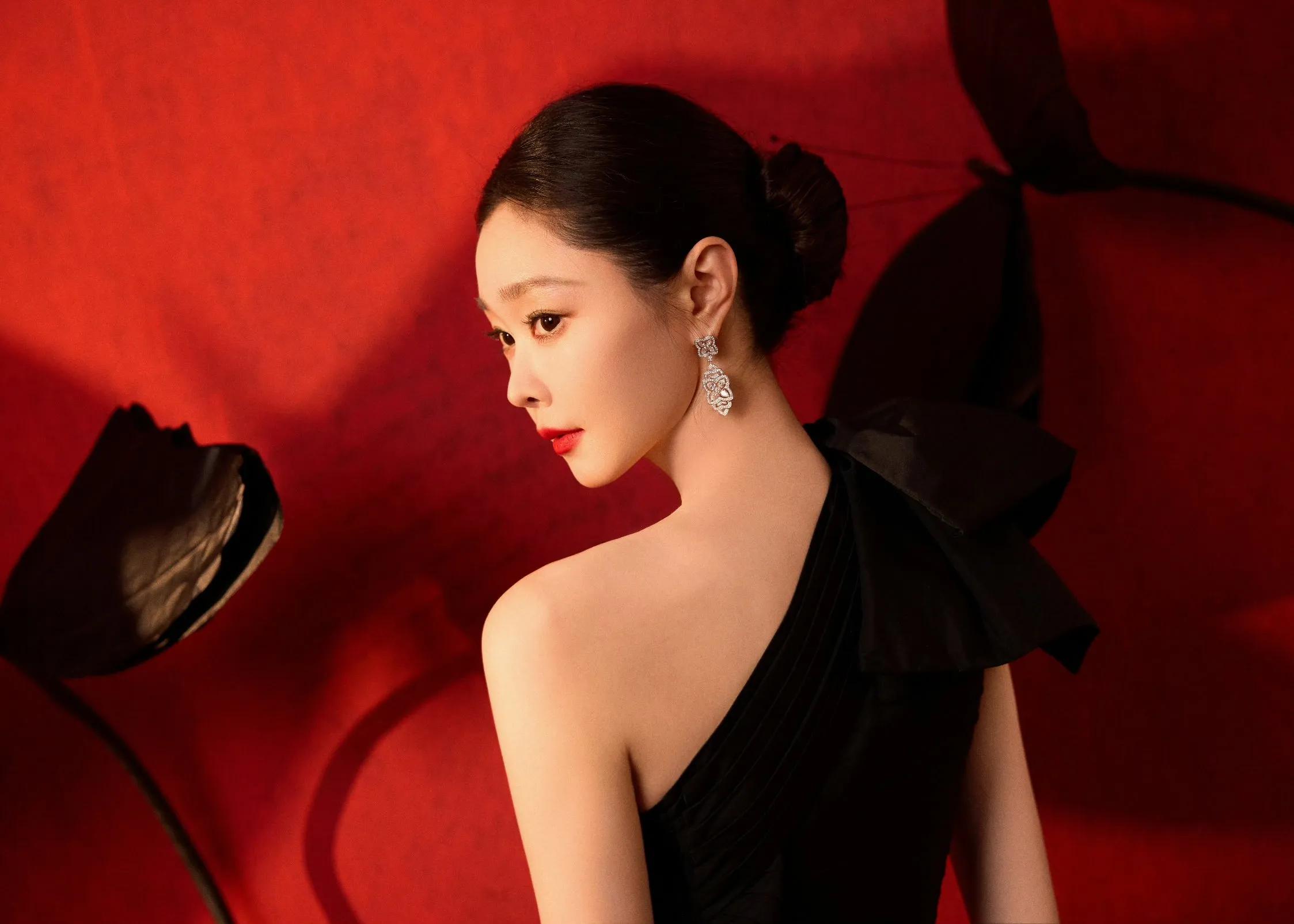 宋轶性感黑色半肩礼服