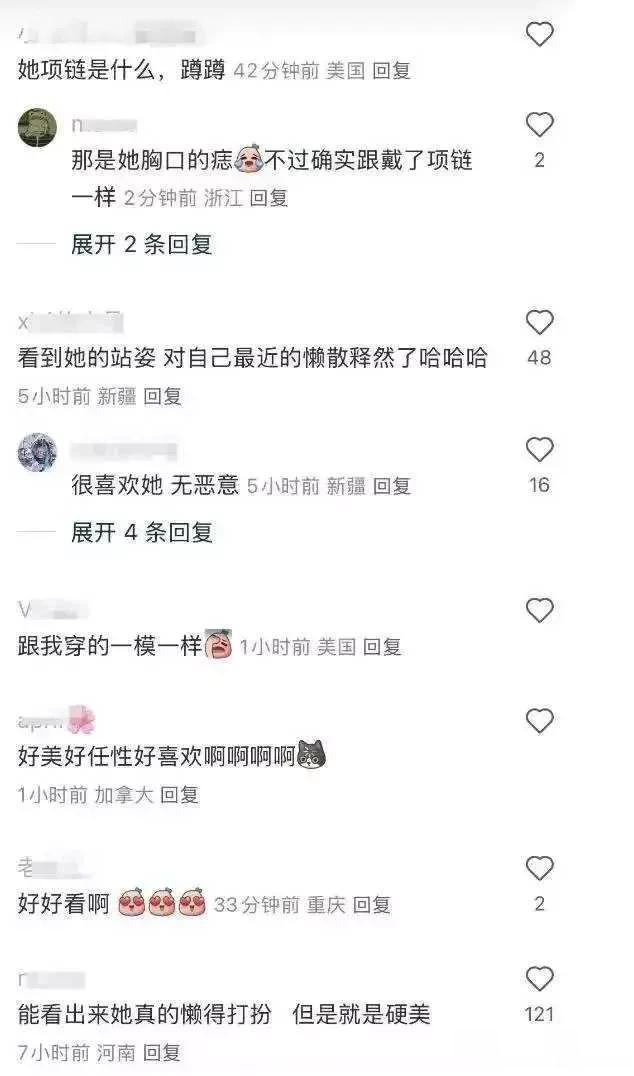 刘亦菲轻松逛街购物,有助理随行,穿着短裤,随意又休闲,腿很粗