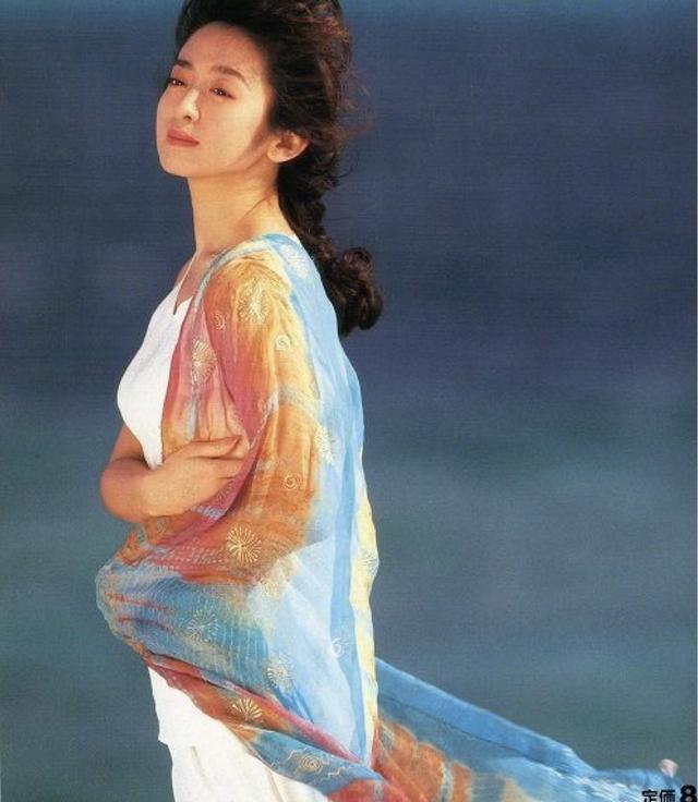 她是八十年代最红日本昭和女星，清纯玉女却丑闻缠身，逆袭美魔女