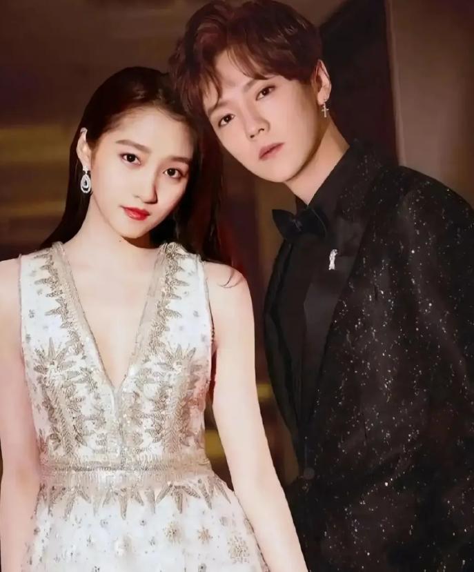 关晓彤亭亭玉立的形象深入人心，她从国民闺女变身最具潜力演员