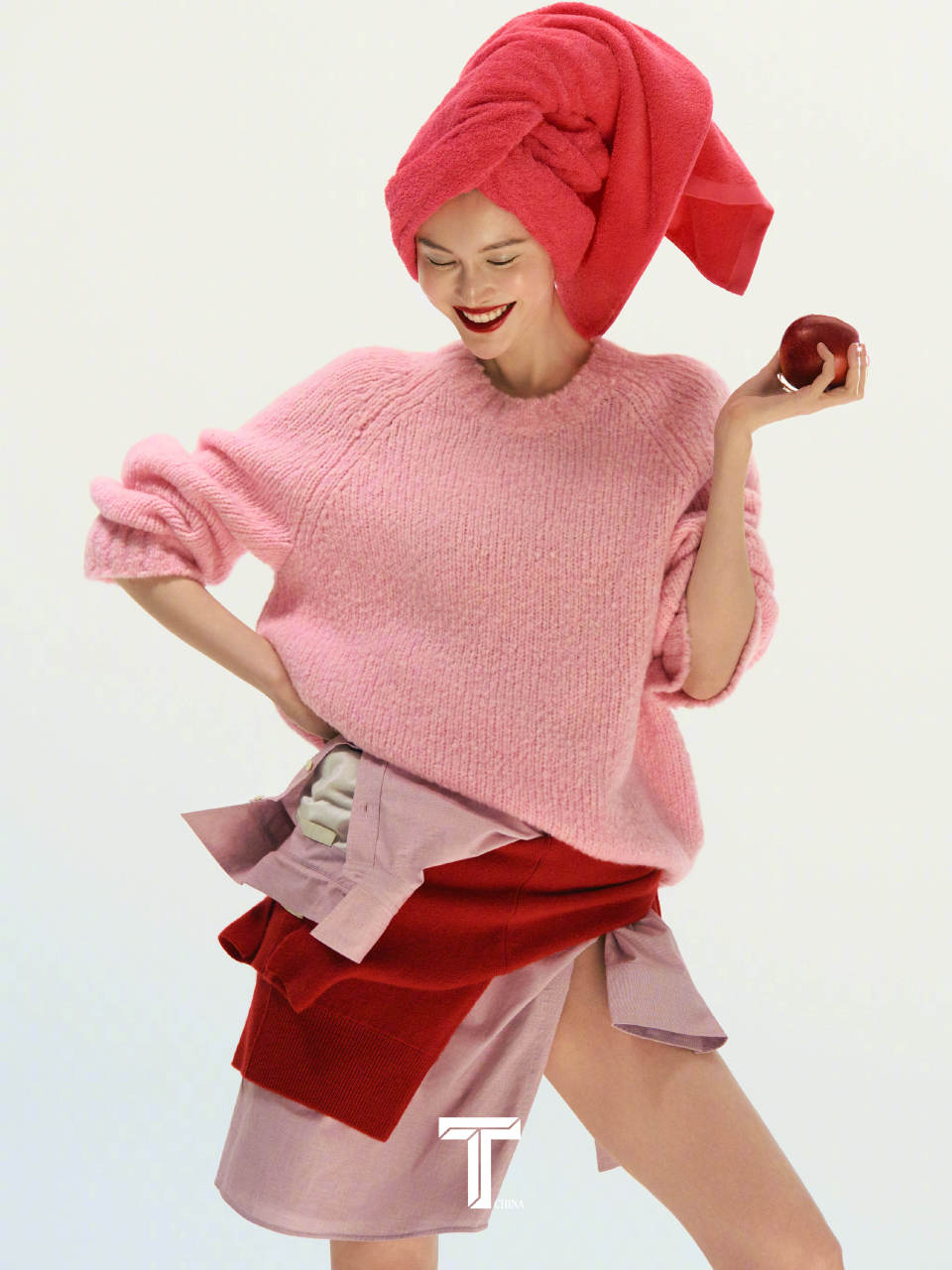 何穗拍锦绣杂志开年刊！穿睡衣披着床单都超美，为儿子只工作半日