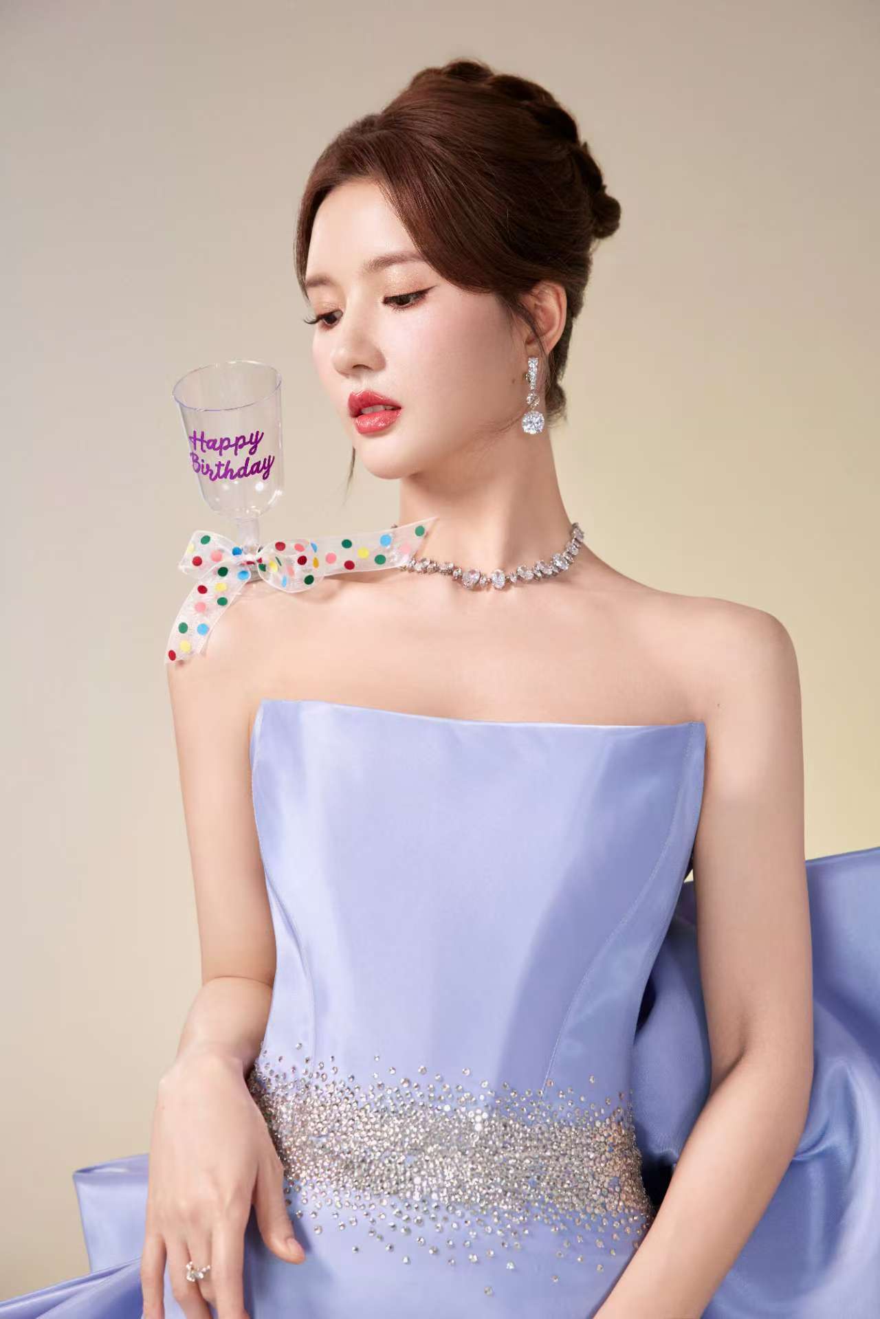 【十月的诗,全都写在了裙摆的褶皱里】——刘些宁