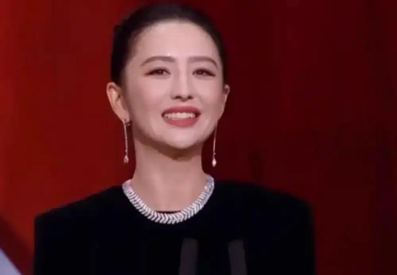 大难临头各自飞？机场被粉丝追，佟丽娅毫不犹豫＂出卖＂辛芷蕾