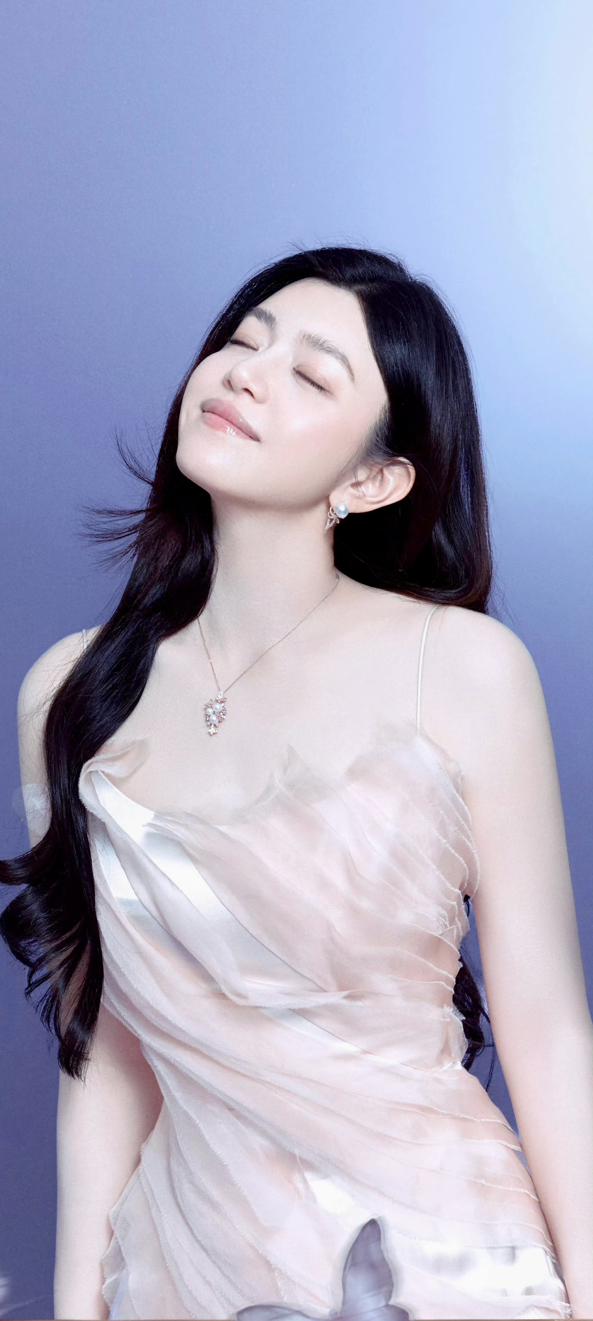 陈妍希头发乌黑，发量令人羡慕