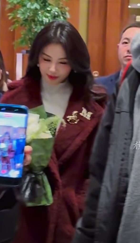 刘涛这身酒红大衣也太有气场了吧