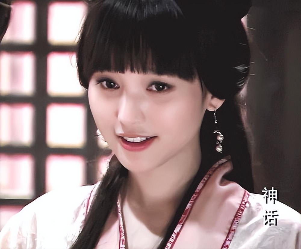 金莎携小男友现身英国，皮草配奶奶帽显老气，孙丞潇看她一脸宠溺