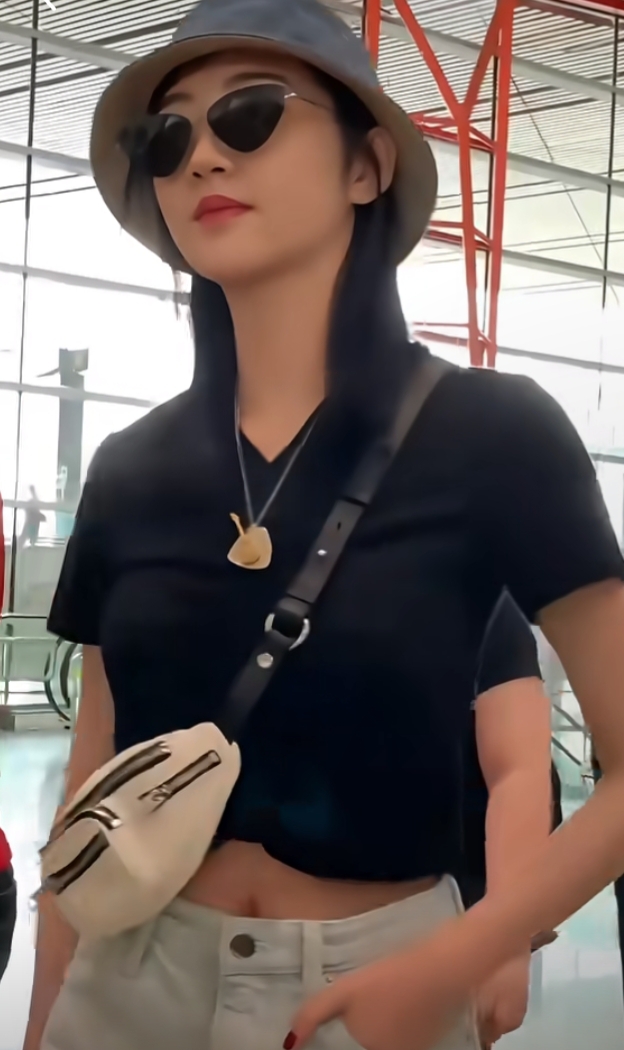 景甜现身机场，黑T配短裤长发披肩，温柔又漂亮