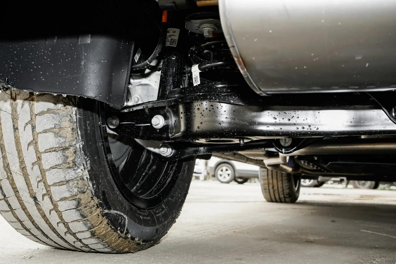 吉利又一狠货!四屏联动+雷神电混,续航115km,卖11.58万起?