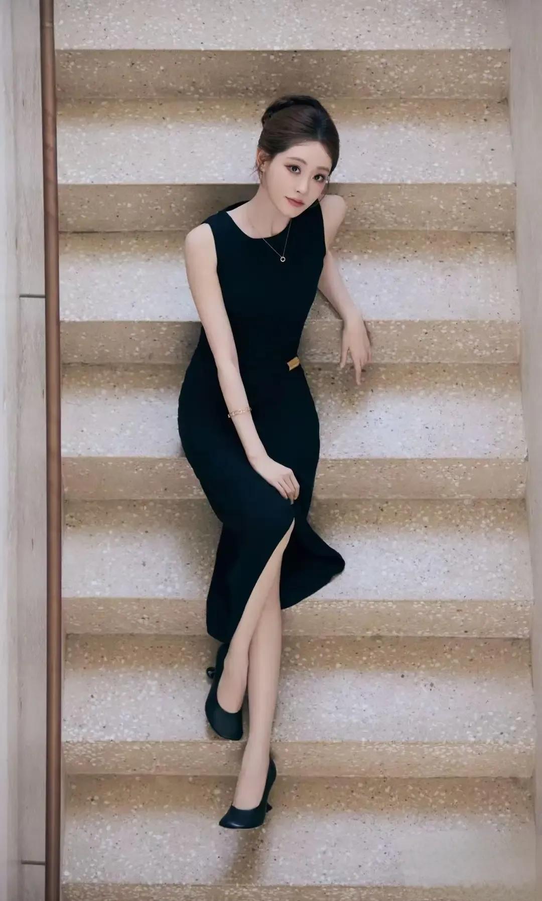 祝绪丹黑色开叉裙亮相海浪电影周,优雅造型尽显魅力