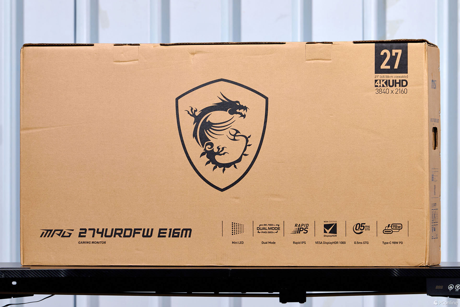 微星MPG 274URDFW E16M白龍圖賞：純白美學與硬核性能的視覺交響