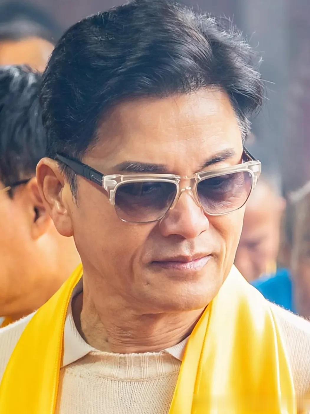 69岁吕良伟携子吕善扬回陆川祭祖，打扮低调，年近古稀却发量惊人