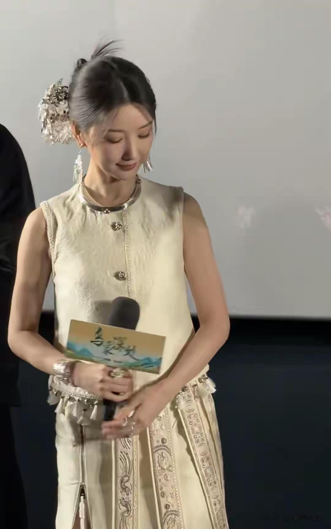 毛晓彤身穿苗绣长裙,亮相乌蒙深处发布会,无滤镜状态美炸全网