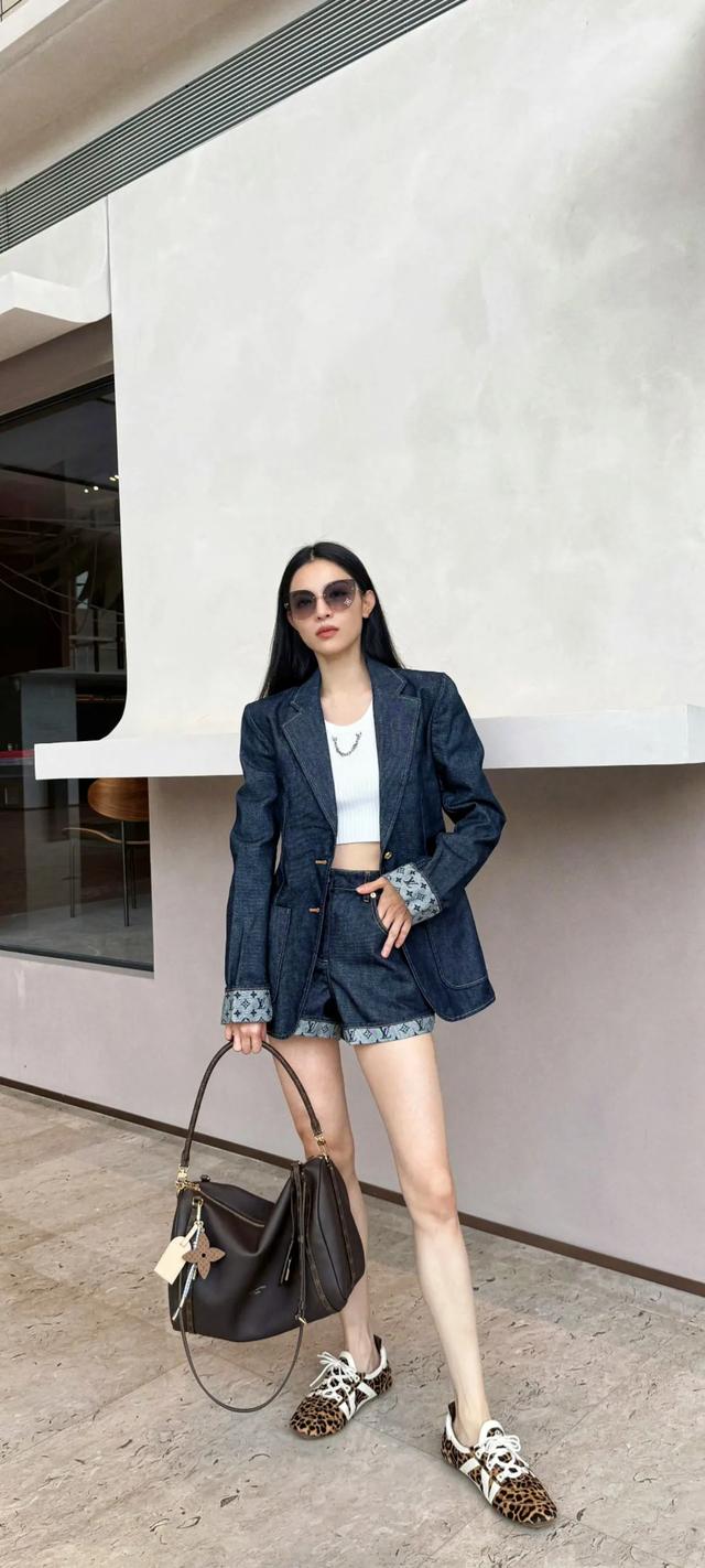 钟楚曦今日OOTD 身材太顶了，钟楚曦高清无水印壁纸