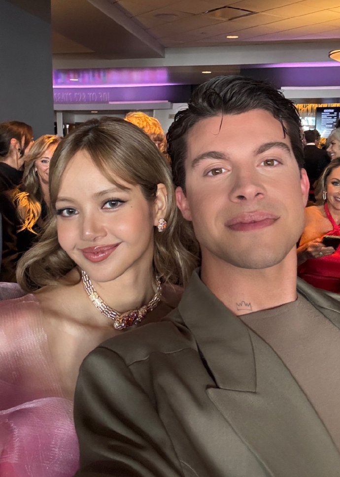 韩星Lisa粉红纱裙亮相艾美奖红毯