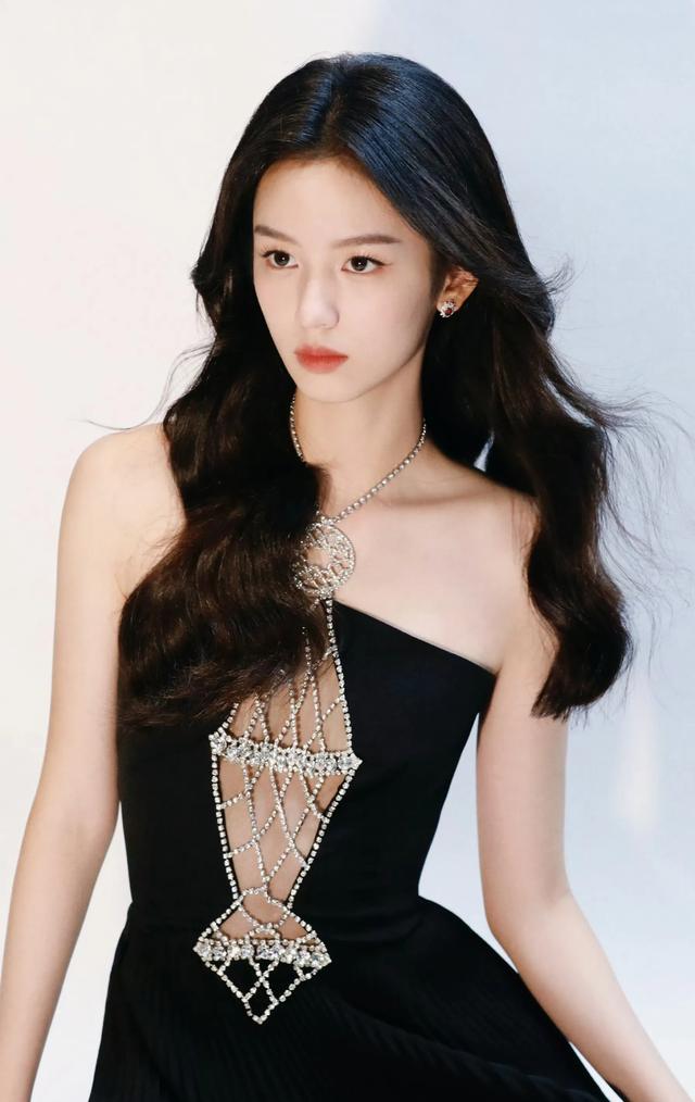 周也怎么有一种好看又不好看，不好看又有一点好看的感觉