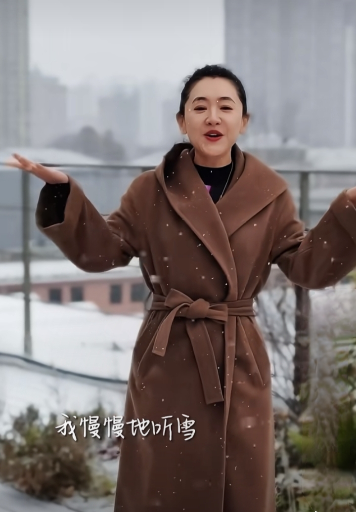 月亮姐姐咖色大衣配低马尾,京城玩雪笑容明媚,治愈感与美貌并存