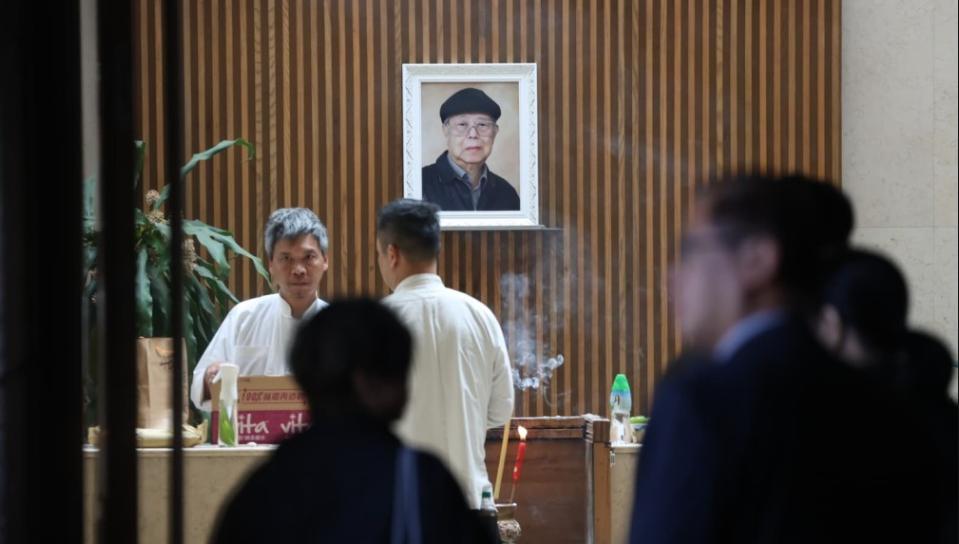 马国明父亲出殡！他手捧遗照神情哀伤，妻子汤洛雯陪伴左右