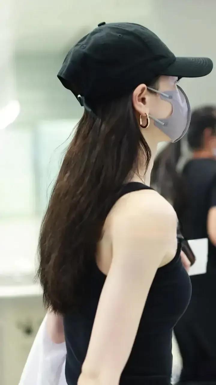 钟楚曦机场造型，黑白基础款穿出高级感，时尚感拉满