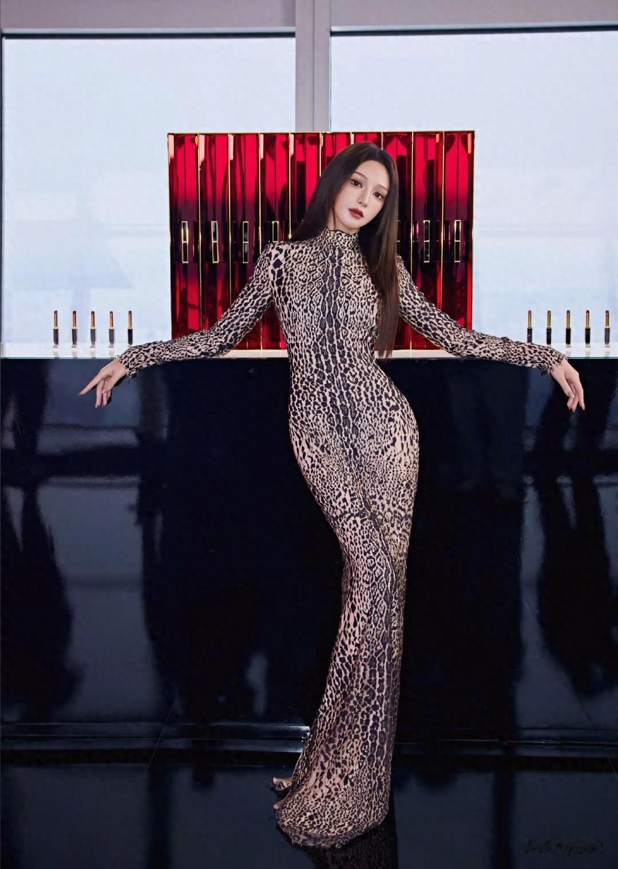 35岁彭小苒活动穿搭:直发+紧身豹纹裙,妖娆又有野性美