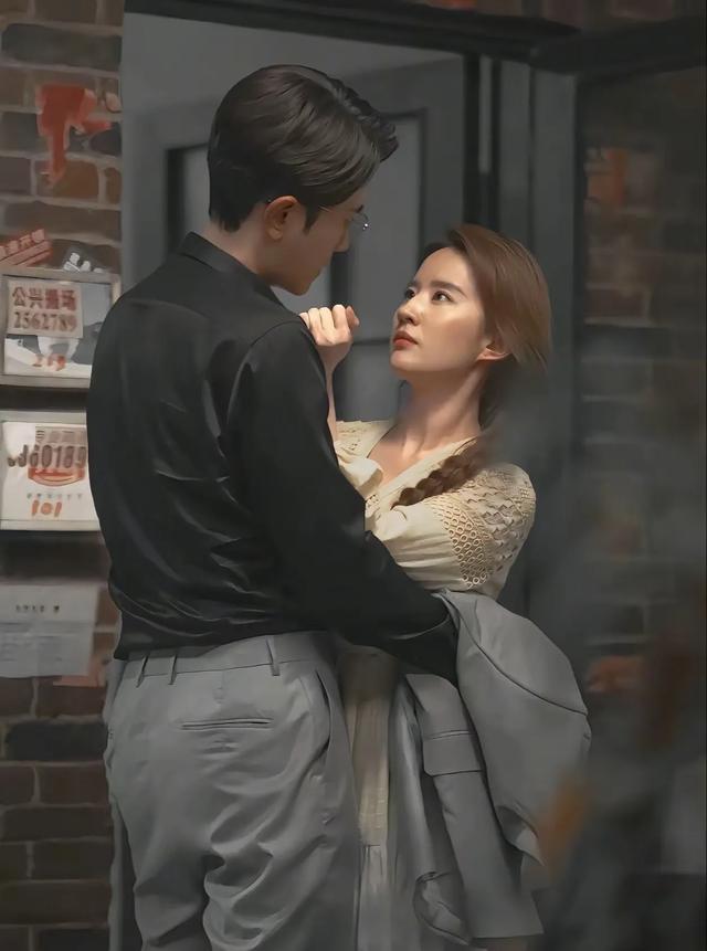 网友偶遇刘亦菲跟朱珠一家人逛街，两人因一起拍电视剧而成为闺蜜