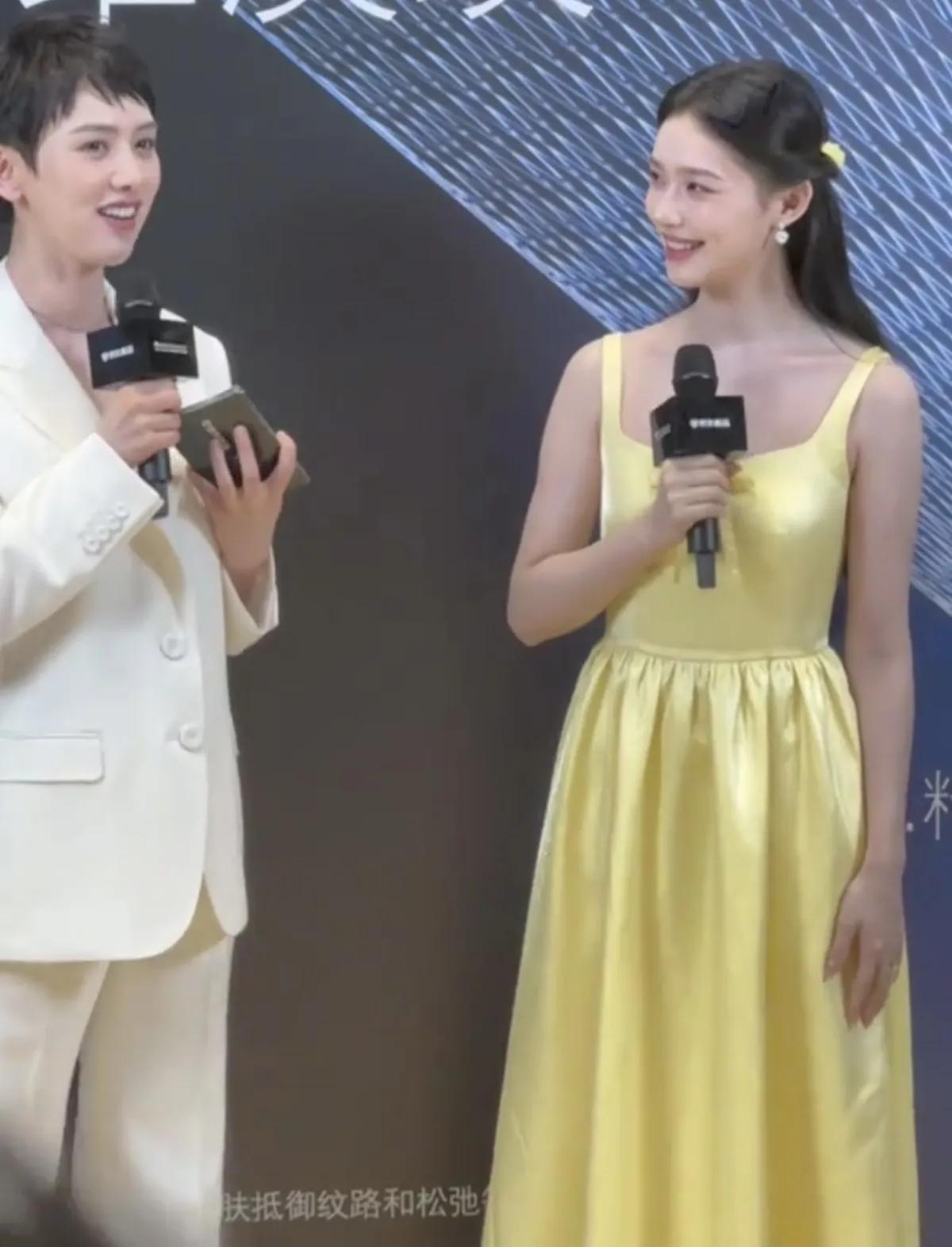 林允现身某活动，穿黄色长裙本人好漂亮，白到发光的存在状态超好