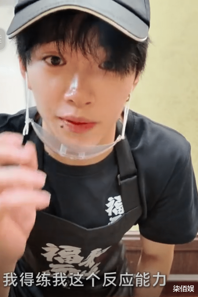 王中磊19岁儿子放假，在面馆当服务生端盘子，富养长大却很接地气