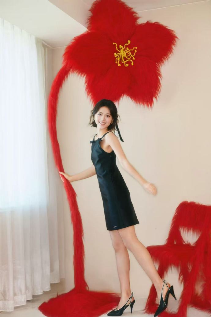 低挽青丝系柔光，赵今麦的缎带盘发写满法式浪漫。