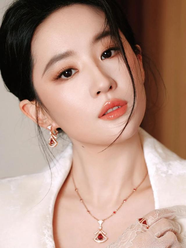 刘亦菲气质优雅迷人