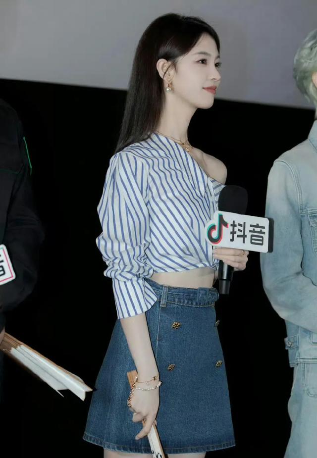 陈瑶露半肩太迷人了 ???