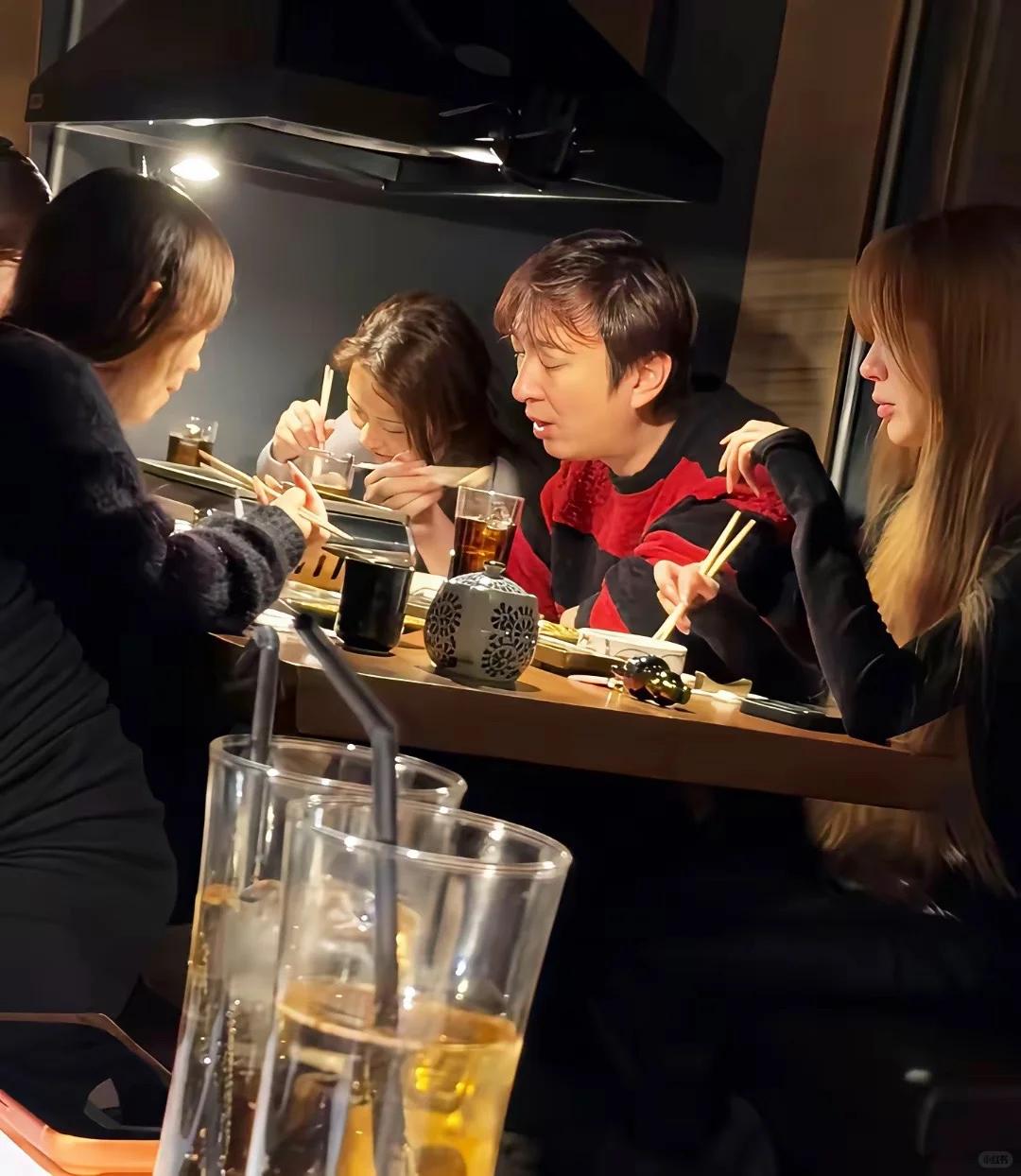 王思聪带4个美女香港逛街，穿100万牛仔裤、限量版球鞋，女友没在