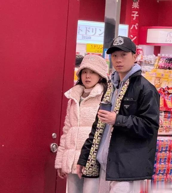 马龙一家现身北京三里屯，龙嫂身着皮草头戴小红帽，漫步街拍留影