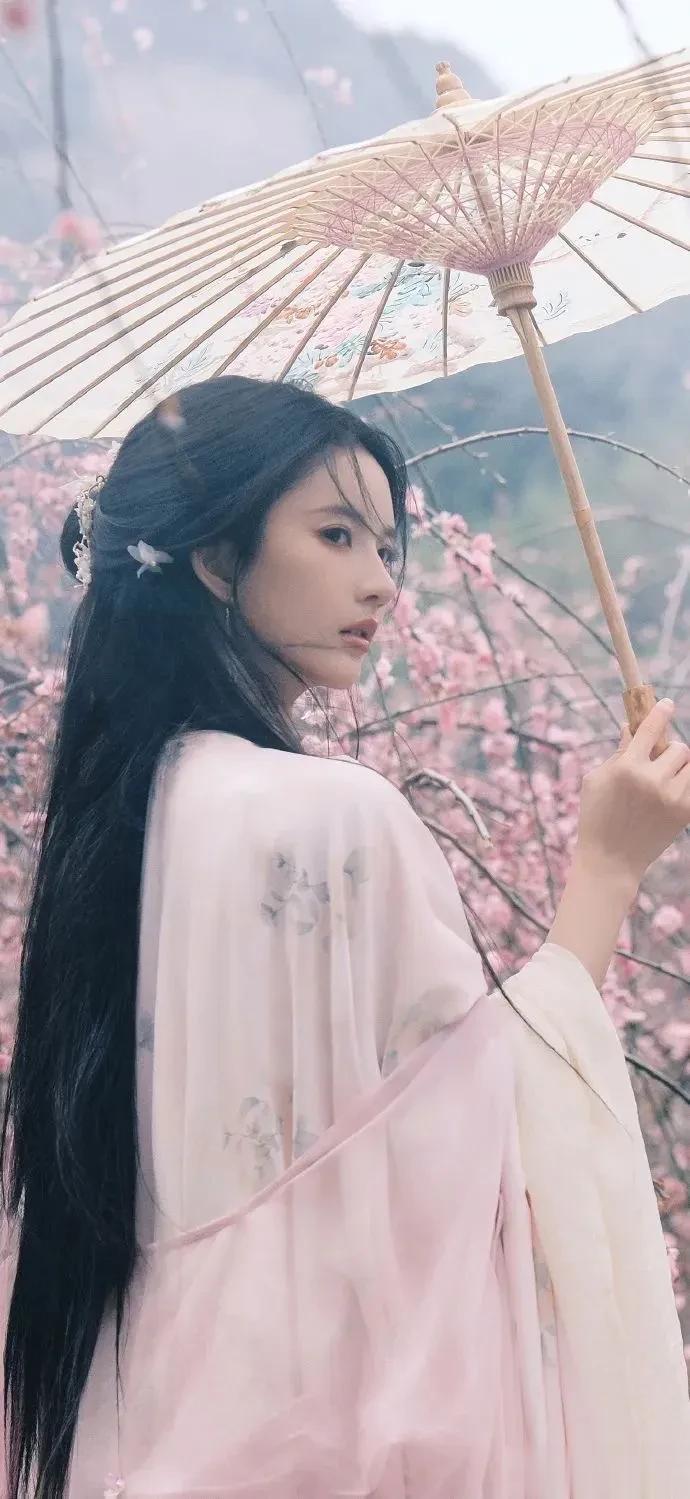 刘些宁:一袭汉服入画来,古典美惊艳了时光