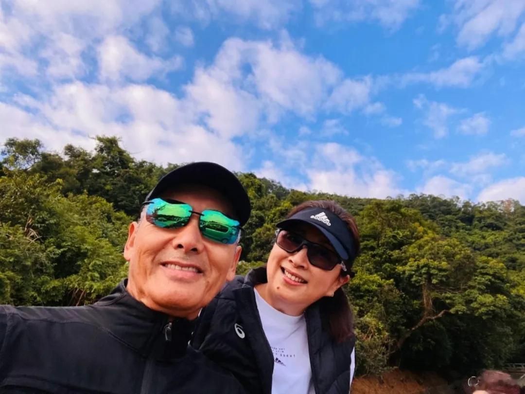 前TVB女星与儿子庆67岁生日,思想前卫做单亲母亲,独自照顾爱子