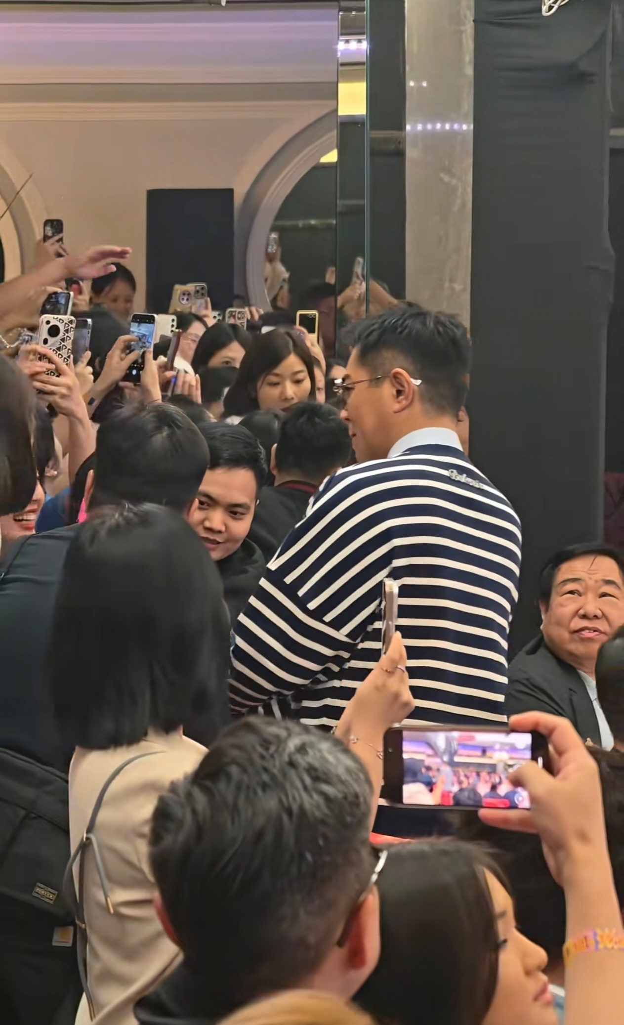 古天乐55岁生日,众多老牌明星现身,邀请粉丝参加,现场慈善捐款