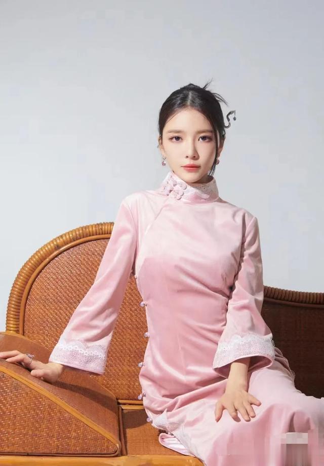 杜淳陪老婆王灿一起健身，杜淳晒八块腹肌，夫妻俩手臂肌肉发达！